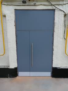 Дверь с отбойниками и фрамугой