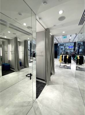 Дверь invisible в торговом зале ТЦ «Атриум» Дверь invisible в торговом зале ТЦ «Атриум»