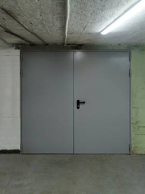 Двустворчатая дверь с внешней стороны (Переведеновский переулок) Двустворчатая дверь с внешней стороны (Переведеновский переулок)