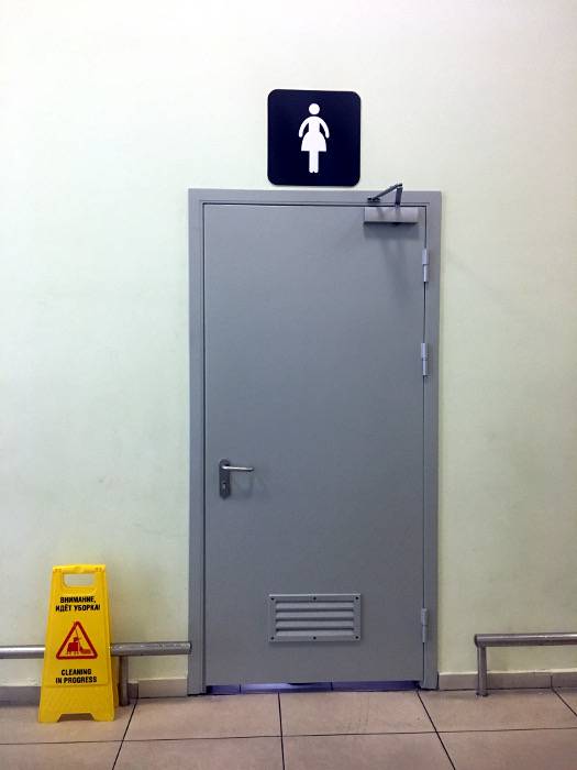 Однопольная дверь с вентрешеткой Однопольная дверь с вентрешеткой