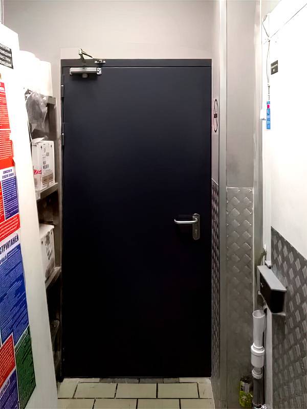 Огнеупорная дверь в подсобном помещении KFC Огнеупорная дверь в подсобном помещении KFC