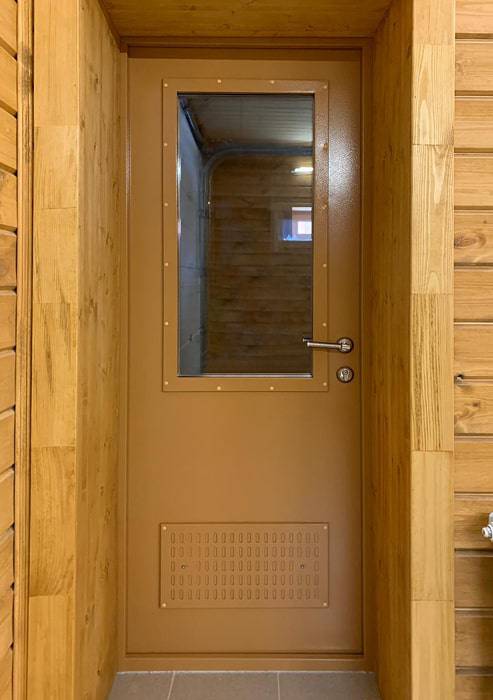 Остекленная дверь с вентрешеткой с внутренней стороны