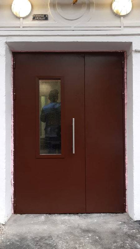 Подъездная дверь на ул. Гвардейская, 19 к1 Подъездная дверь на ул. Гвардейская, 19 к1