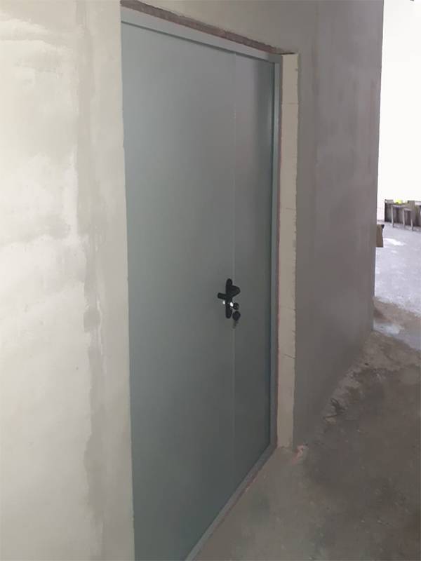 Полуторная дверь изнутри (автосервис) Полуторная дверь изнутри (автосервис)