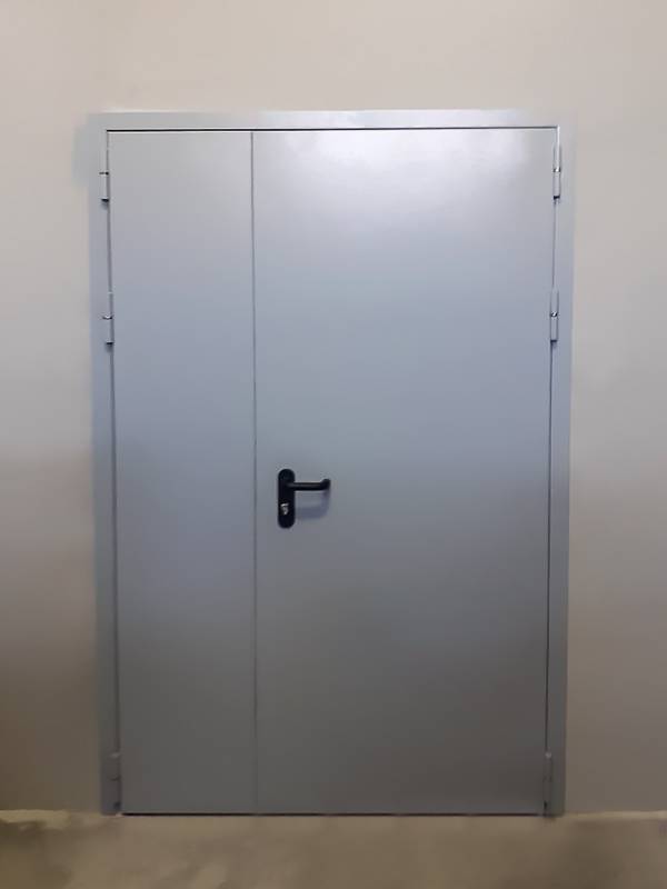 Полуторная дверь снаружи (автосервис) Полуторная дверь снаружи (автосервис)