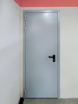 Узкая противопожарная дверь (Магнит Косметик) Узкая противопожарная дверь (Магнит Косметик)