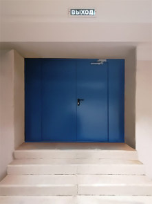 Дверь с боковыми вставками, вид сзади Дверь с боковыми вставками, вид сзади