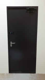 Дверь с кодовым замком, фото сзади Дверь с кодовым замком, фото сзади