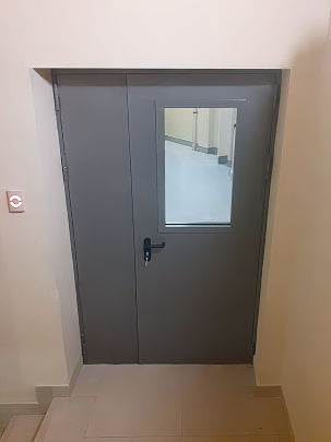 Дверь с остеклением, внешняя сторона Дверь с остеклением, внешняя сторона