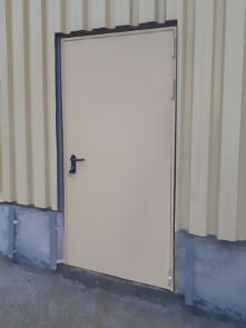 Дверь с уличной стороны Дверь с уличной стороны