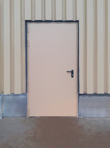 Огнеупорная дверь, вид снаружи Огнеупорная дверь, вид снаружи