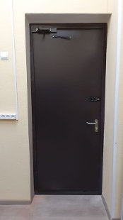 Огнезащитная дверь с внутренней стороны Огнезащитная дверь с внутренней стороны