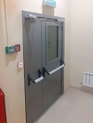 Остекленная дверь с ручками Антипаника Остекленная дверь с ручками Антипаника