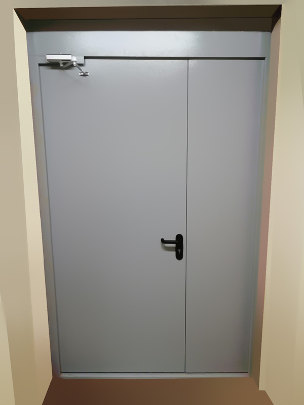 Полуторопольная дверь с фрамугой Полуторопольная дверь с фрамугой