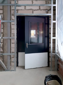 Пожаростойкая дверь со стеклом и отбойником Пожаростойкая дверь со стеклом и отбойником